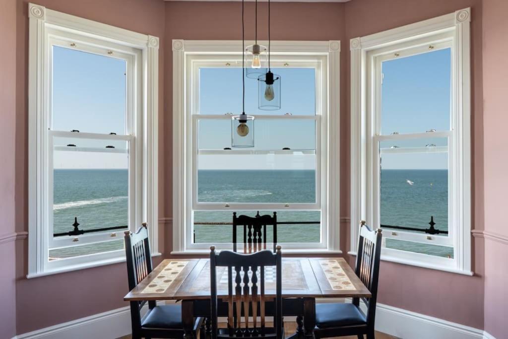 Stylish Beachfront Apartment, Sweeping Ocean Views And Luxury Touches Herne Bay Exterior foto