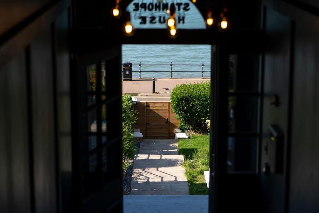 Stylish Beachfront Apartment, Sweeping Ocean Views And Luxury Touches Herne Bay Exterior foto